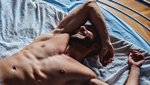  Um estudo recente, feito por pesquisadores de Harvard, aponta para uma nova 
	e curiosa descoberta sobre a saúde masculina: ejacular com mais frequência 
	pode ajudar os homens a manter a próstata saudável e evitar o câncer nela.
	
	Ejacular mais pode evitar doenças
	
	A pesquisa analisou ao longo de 18 anos respostas de quase 32 mil homens 
	norte-americanos em questionários sobre a saúde deles. E descobriu que 
	quanto maior a atividade sexual (e ejaculação), menor é o risco de ter 
	câncer de próstata.
	
	Frequência ideal
	
	Segundo os pesquisadores, o número de ejaculações ideal s